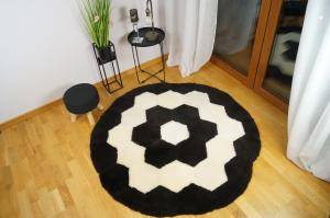 Saueskinn - Runde tepper - unique-round-carpets-sheepskin-adam-leather