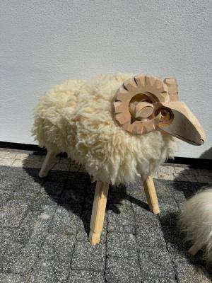 Saueskinn - Tresauer  - woodensheepwithsheepskin1